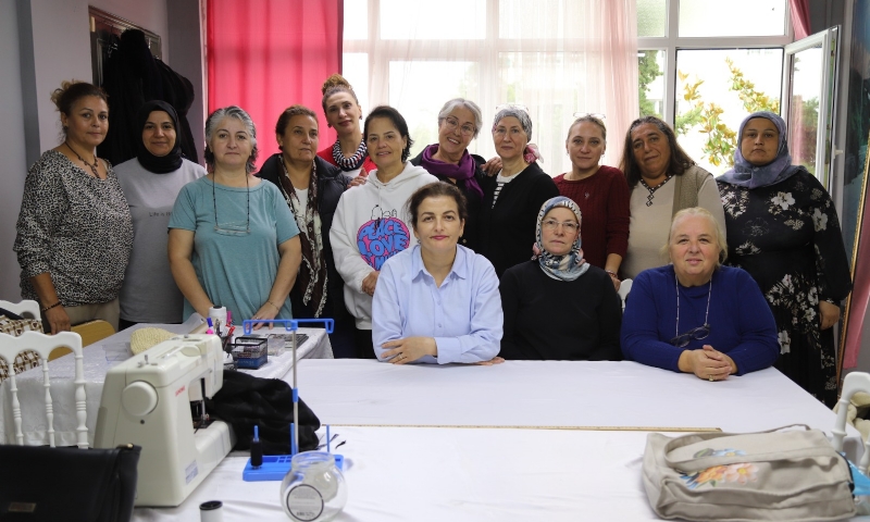 SULTANKÖY EL EMEĞİ MERKEZİ’NDE KADINLAR HEM ÖĞRENİYOR HEM ÜRETİYOR